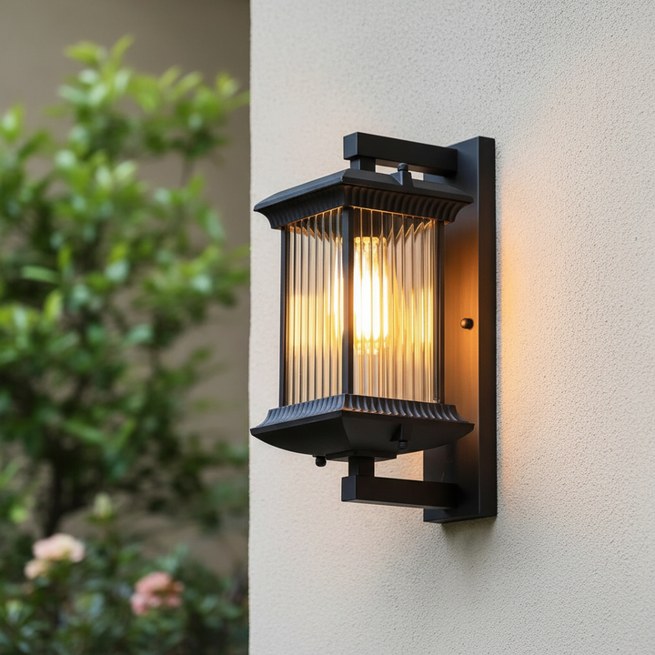 Veyra_Utomhus_V_gglampa_i_Glas_och_Aluminium